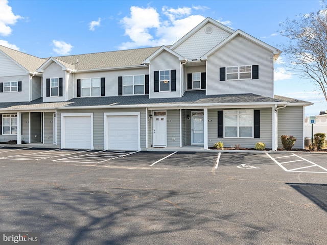 townhome / multi-family property featuring a shingled roof