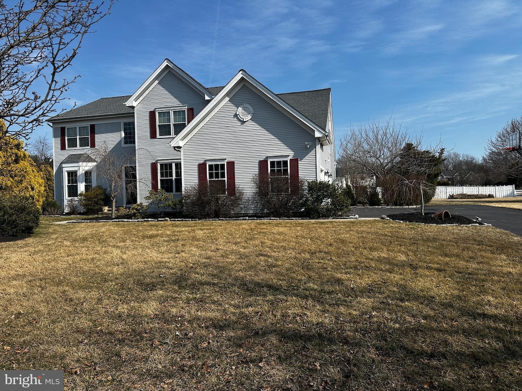 view of front facade featuring a front yard