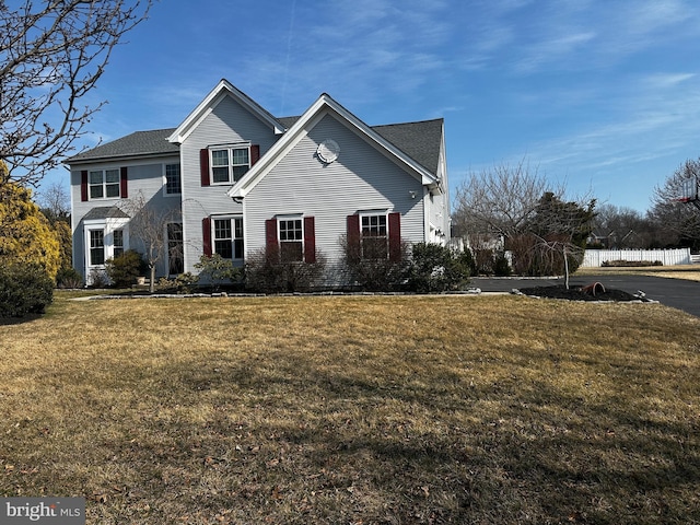 view of front facade featuring a front yard