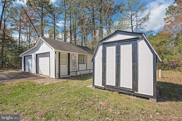 view of outdoor structure with an outbuilding