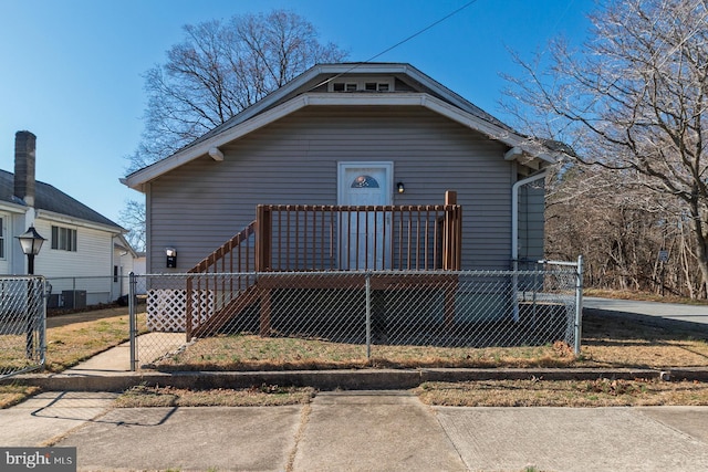 view of front of house featuring a fenced front yard