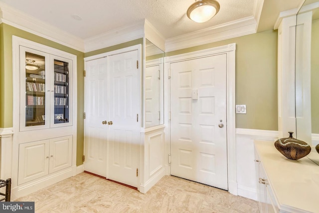 entryway with crown molding