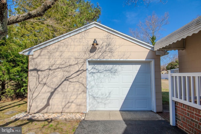 detached garage featuring aphalt driveway