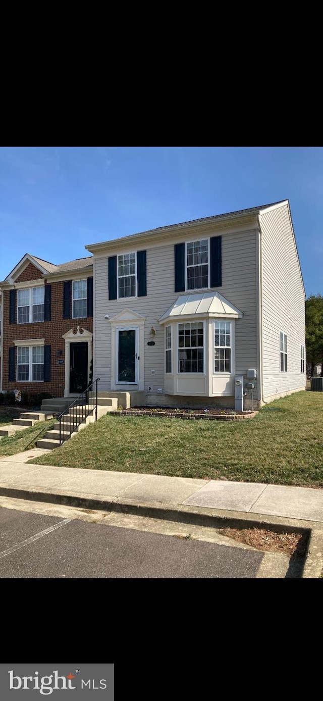 view of front of property featuring a front yard