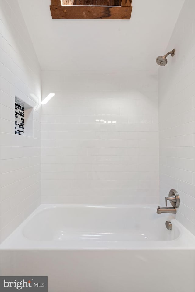 bathroom with washtub / shower combination