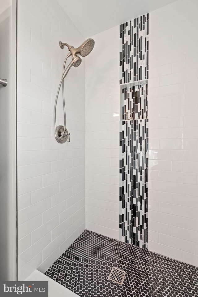 full bathroom featuring tiled shower