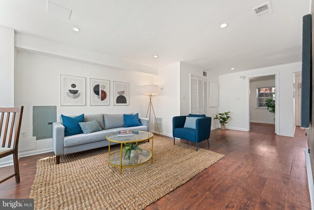 living area featuring dark wood-type flooring, recessed lighting, visible vents, and baseboards