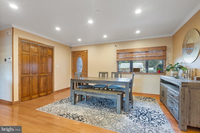 dining space featuring recessed lighting, baseboards, light wood-style flooring, and crown molding