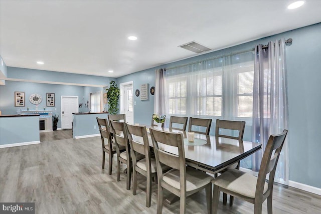 dining room with recessed lighting, baseboards, visible vents, and light wood-type flooring