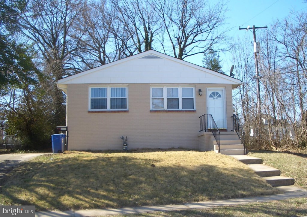 view of front facade featuring a front lawn and brick siding