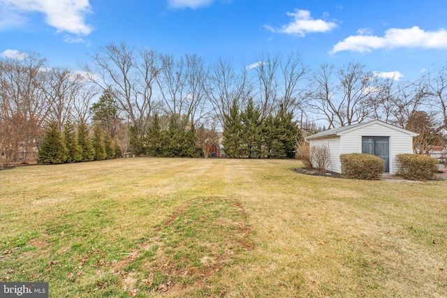 view of yard featuring an outbuilding