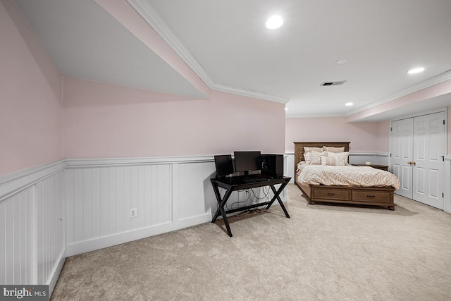 bedroom with visible vents, carpet floors, recessed lighting, wainscoting, and crown molding