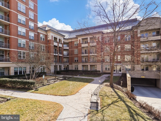 view of property's community featuring a yard