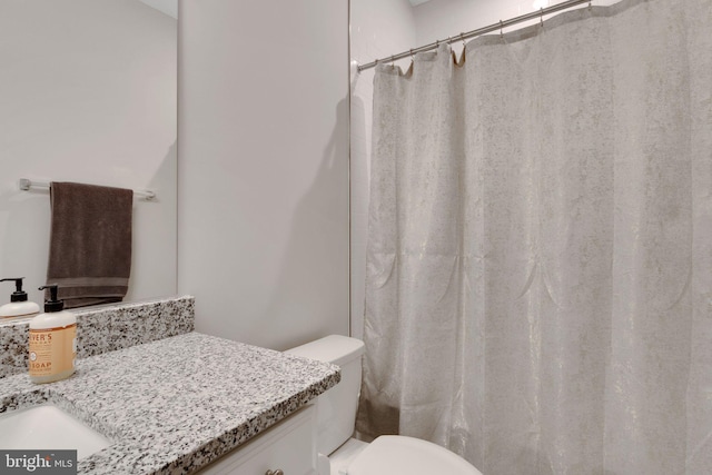 full bath with vanity, a shower with shower curtain, and toilet
