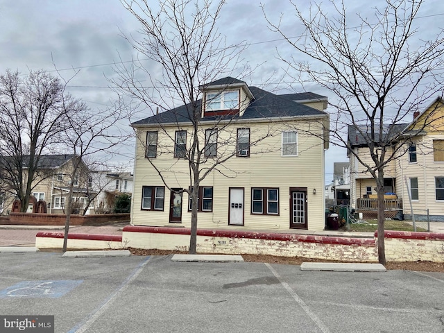 view of front facade featuring uncovered parking