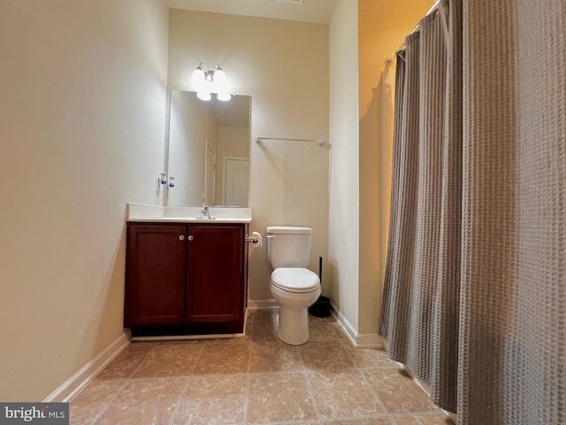 bathroom with curtained shower, baseboards, toilet, and vanity