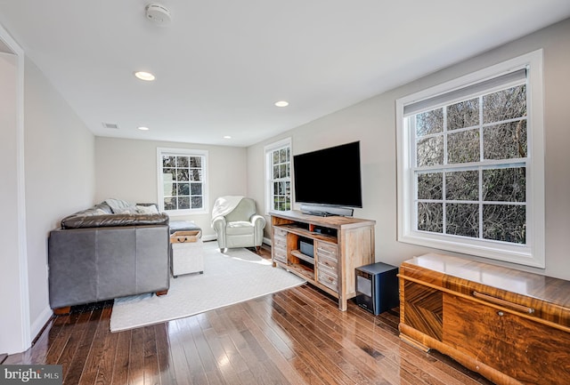 living room with visible vents, recessed lighting, baseboards, and dark wood-style flooring