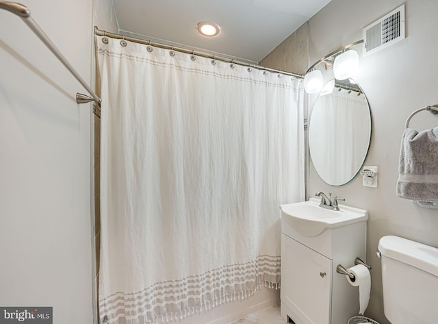 full bathroom featuring a shower with shower curtain, visible vents, toilet, and vanity