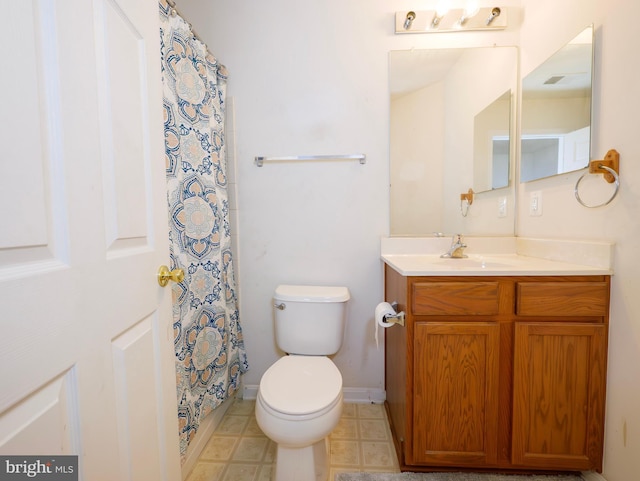 full bathroom featuring vanity, curtained shower, toilet, and baseboards