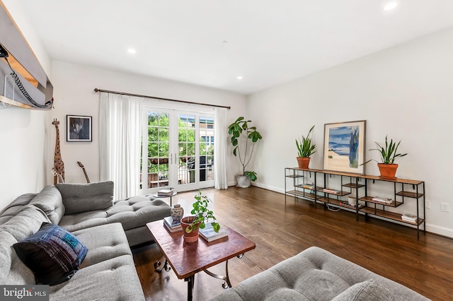 living room featuring recessed lighting, baseboards, and wood finished floors