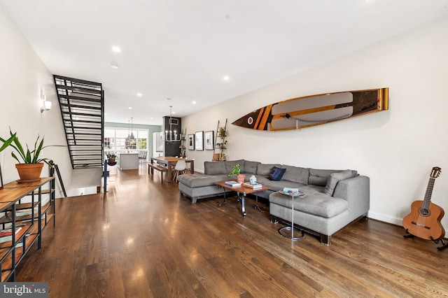 living room featuring a notable chandelier, recessed lighting, baseboards, and wood finished floors