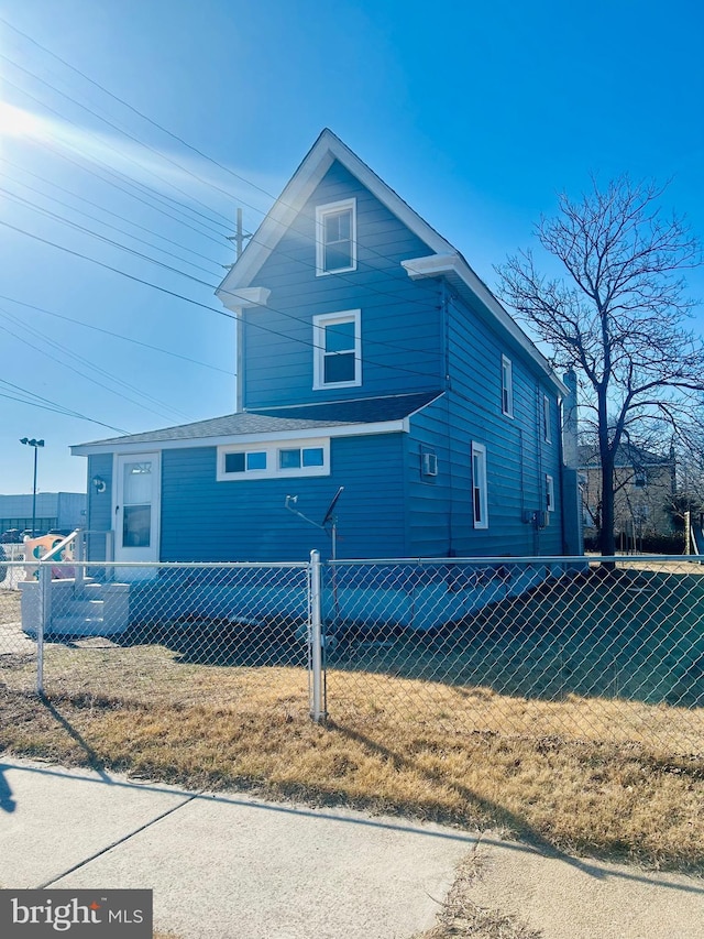 view of front of property featuring a front lawn and fence