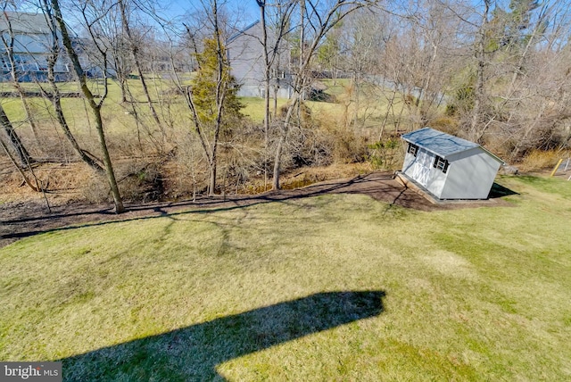 view of yard featuring an outdoor structure and a shed