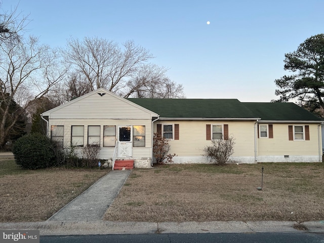 view of front of house featuring crawl space and a front yard