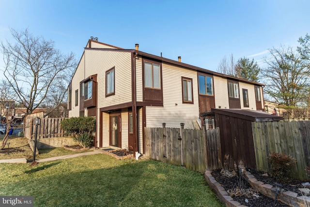 view of front facade with a front lawn and fence