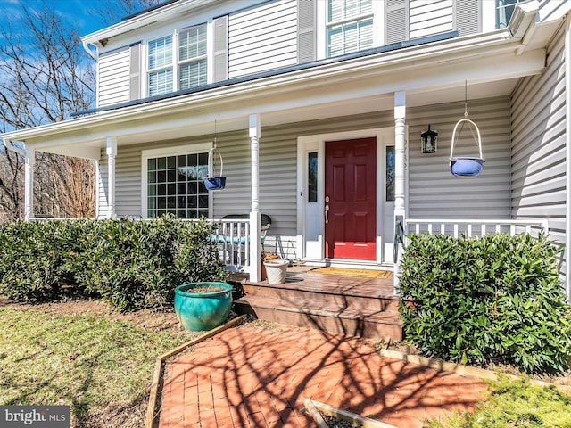 property entrance featuring a porch