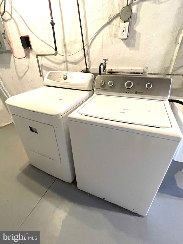 laundry room with laundry area and washer and clothes dryer