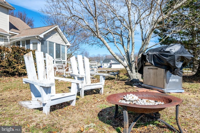 view of yard featuring an outdoor fire pit