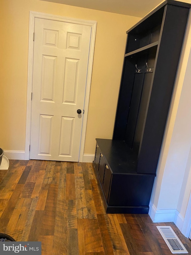 mudroom featuring dark wood-style floors, visible vents, and baseboards