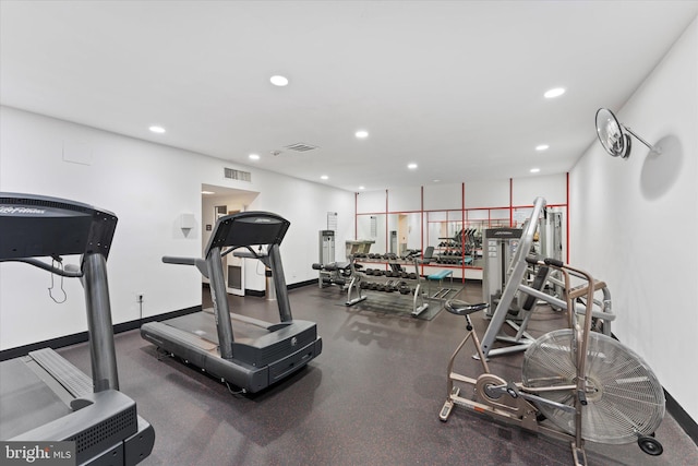 exercise room featuring recessed lighting, visible vents, and baseboards