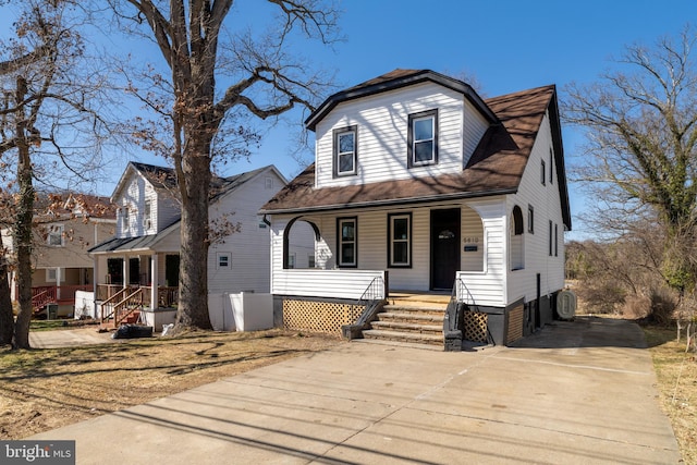 view of front facade featuring covered porch and driveway