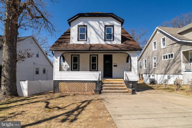 view of front of house featuring covered porch and fence