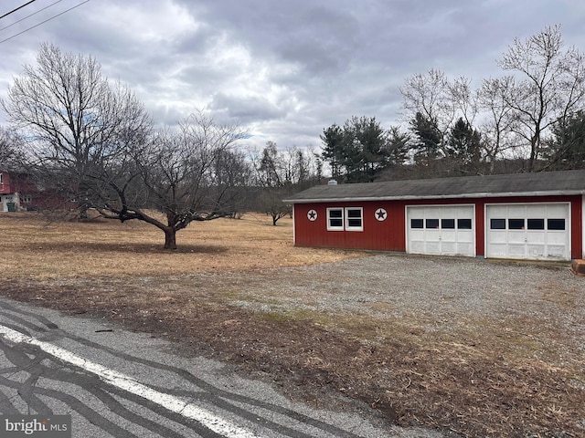 garage featuring gravel driveway