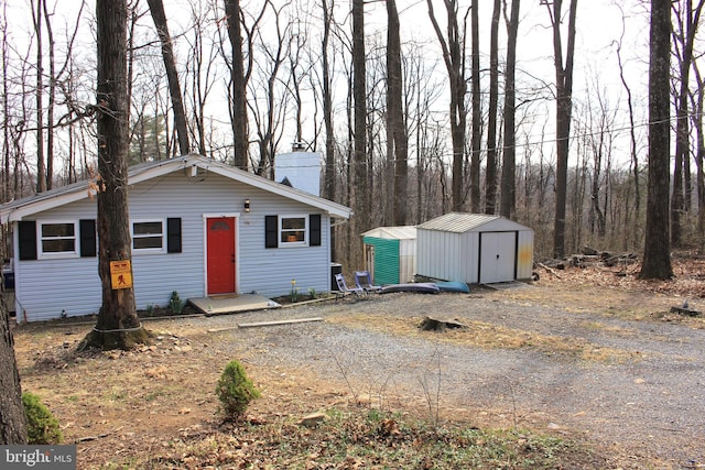 view of front of property featuring a shed and an outdoor structure