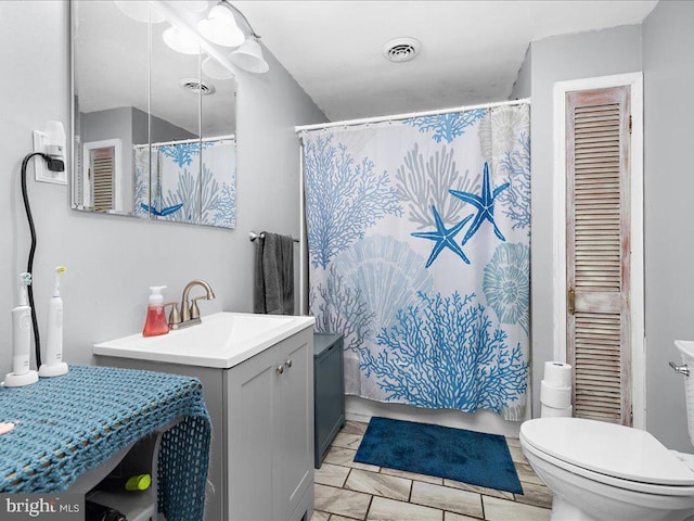 full bath featuring visible vents, toilet, vanity, and a shower with shower curtain