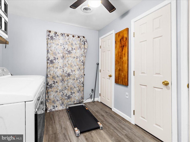 laundry room with a ceiling fan, wood finished floors, visible vents, laundry area, and independent washer and dryer