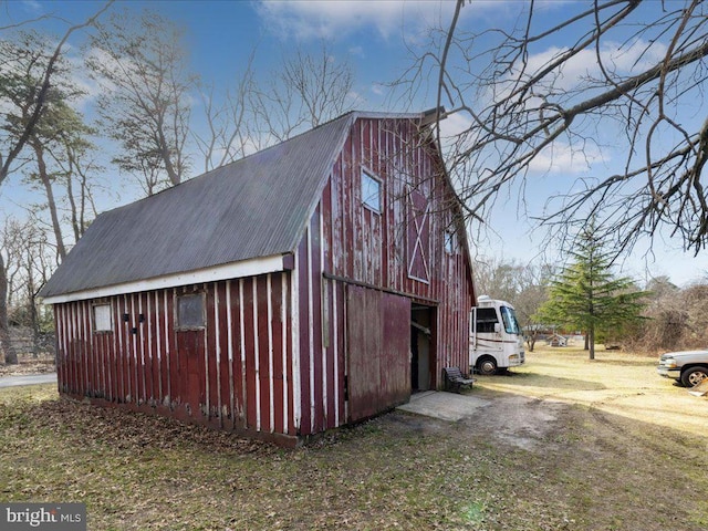 view of barn featuring driveway