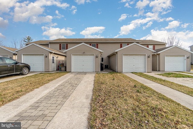 view of front of property featuring a front yard and a garage