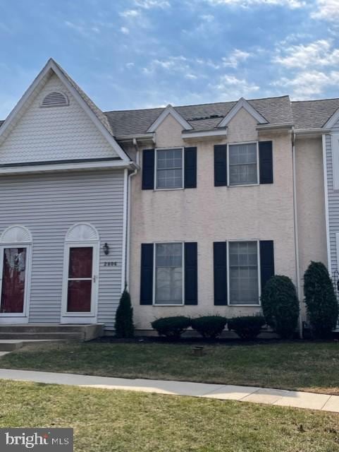 view of front of property featuring a front lawn