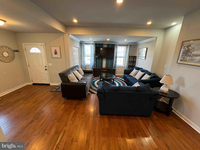 living room with recessed lighting, baseboards, wood finished floors, and crown molding