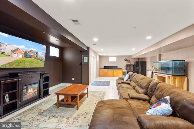 living room featuring light tile patterned floors, visible vents, recessed lighting, and baseboards