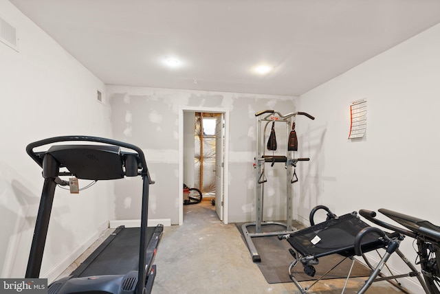 workout room with visible vents and baseboards