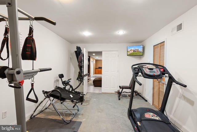 workout area featuring visible vents, recessed lighting, and baseboards