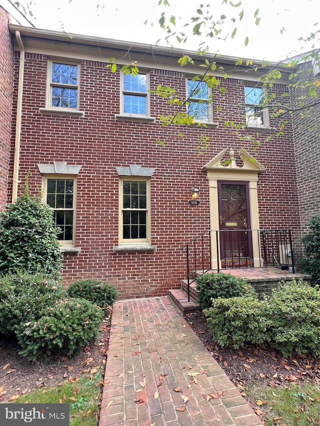 view of front facade featuring brick siding