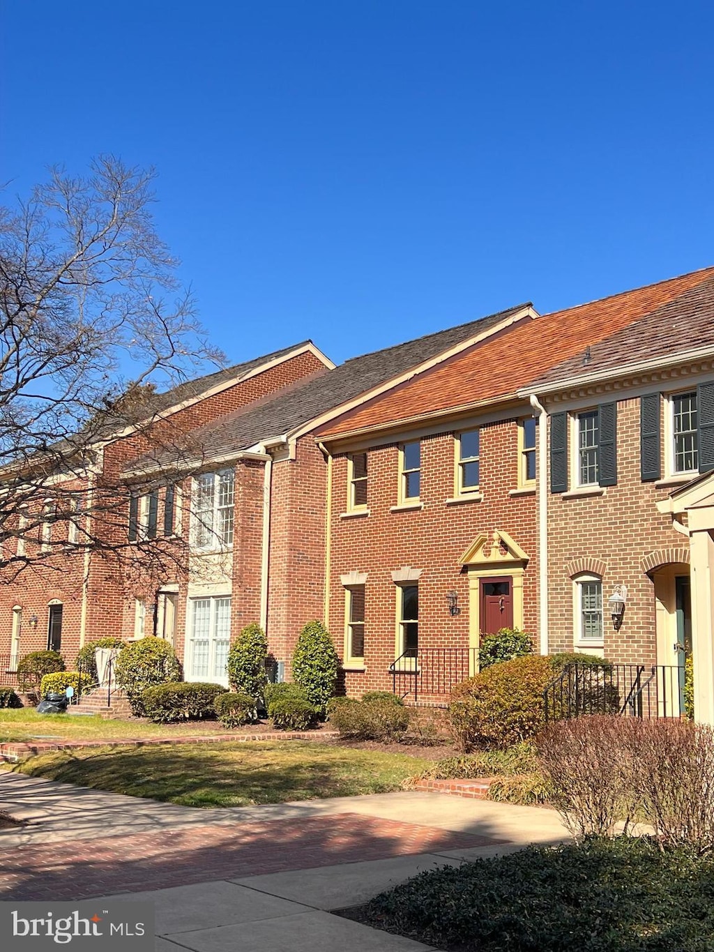 view of front of property featuring brick siding