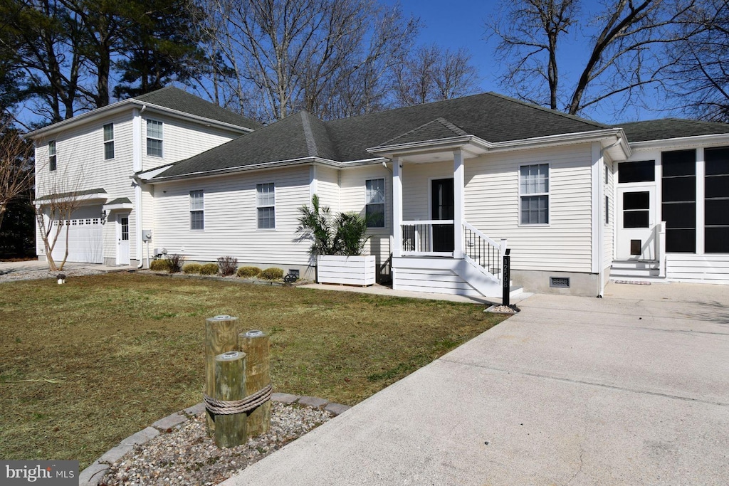 view of front of home featuring a shingled roof, a front yard, driveway, crawl space, and an attached garage